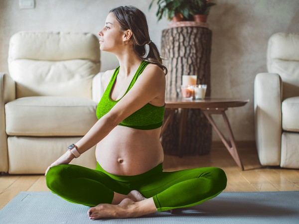 Schwangere-Frau-macht-Yoga