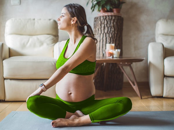Schwangere-Frau-macht-YogaqYaBtyXnYANtl